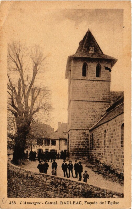 Carte postale ancienne Raulhac - Facade de l'Eglise à Raulhac