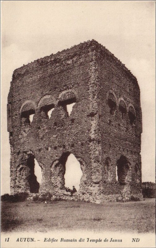 Carte postale ancienne Autun Edifice Romain dit Temple de Janus France à Autun
