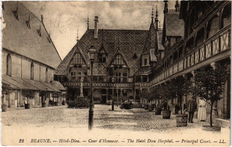 Carte postale ancienne Beaune - Hotel-Dieu - Cour d'Honneur - The Hotel Dieu Hospital à Beaune