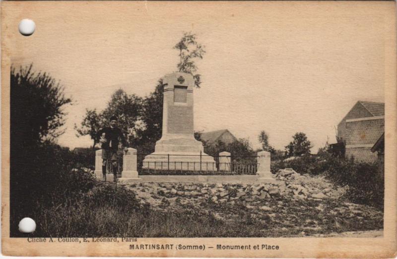 Carte postale ancienne Martinsart Monument et Place