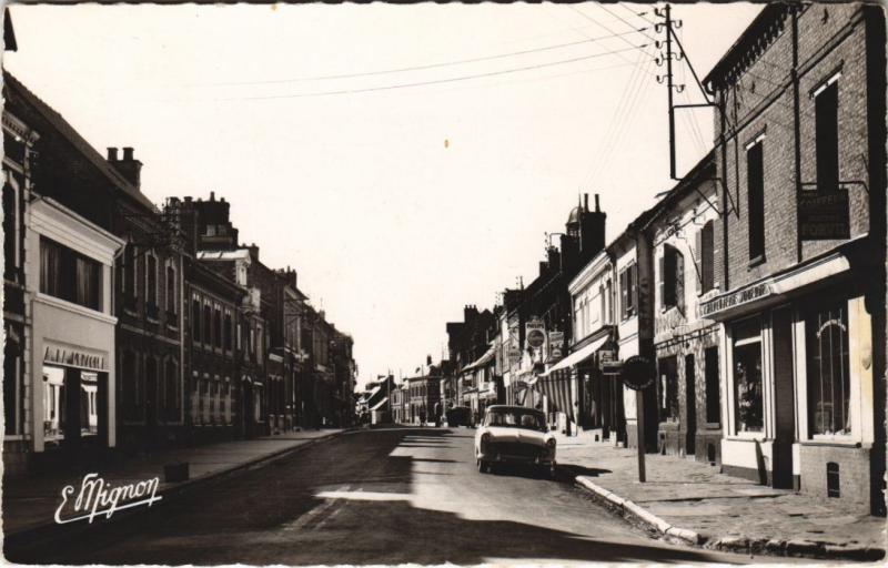 Carte postale ancienne Gamaches Grande rue à Gamaches