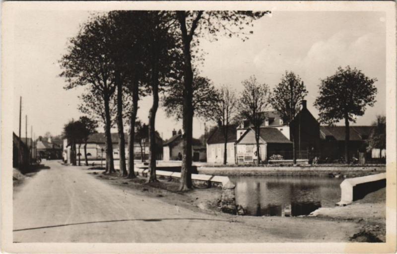 Carte postale ancienne Hallencourt Place des mares à Hallencourt
