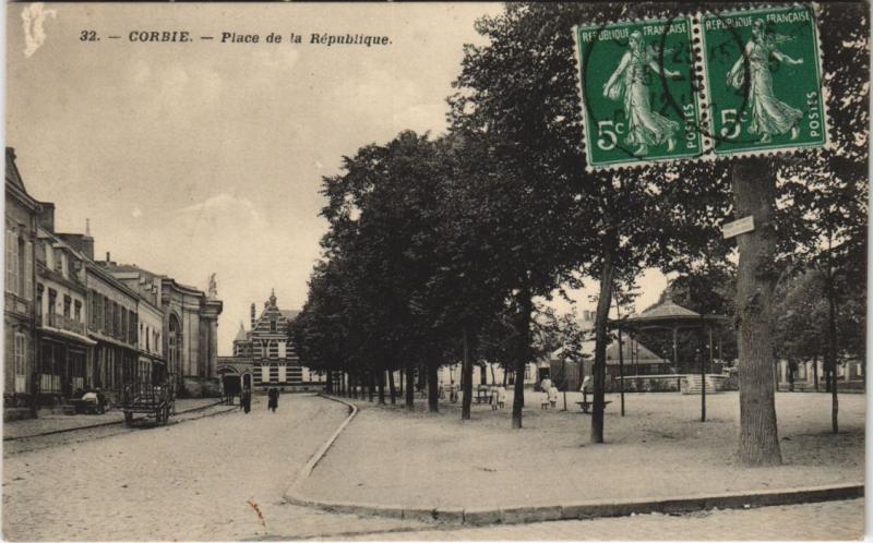 Carte postale ancienne Corbie place de la République à Corbie