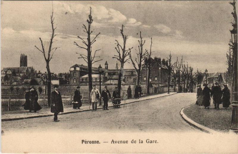 Carte postale ancienne Peronne Entrée du Faubourg de Bretagne