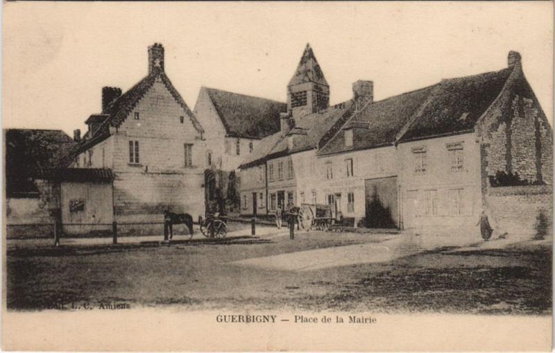 Carte postale ancienne Guerbigny place de la mairie à Guerbigny