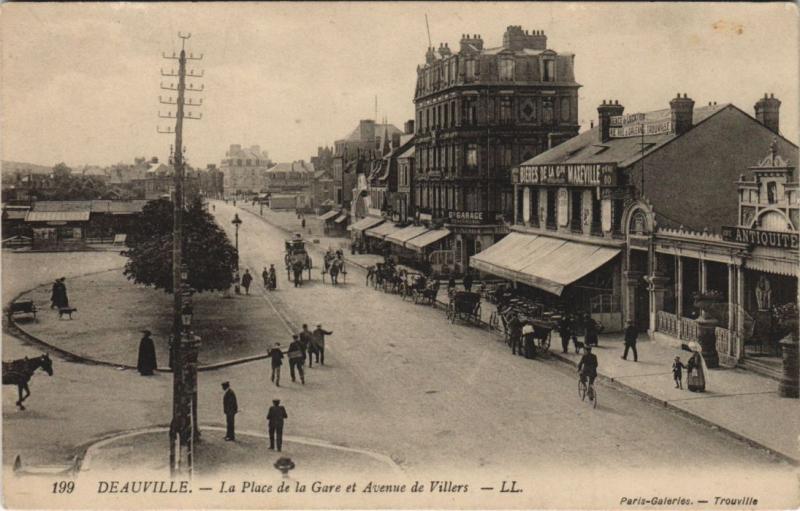 Carte postale ancienne Deauville La Place de la Gare et Avenue de Villers à Deauville