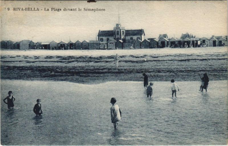 Carte postale ancienne Ouistreham Riva-Bella - La Plage devant le Semaphore à Ouistreham