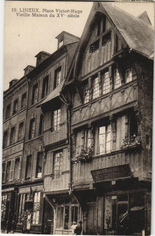 Carte postale ancienne Lisieux Place Victor-Hugo - Vieille Maison à Lisieux