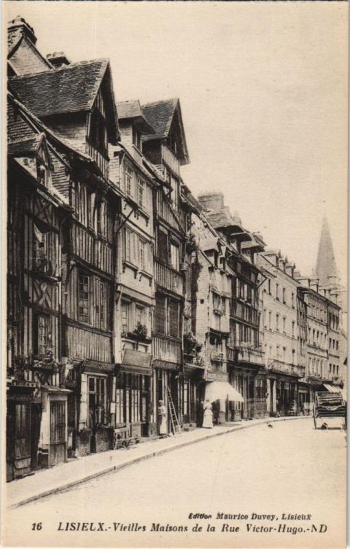 Carte postale ancienne Lisieux Vieilles Maisons de la Rue Victor-Hugo à Lisieux