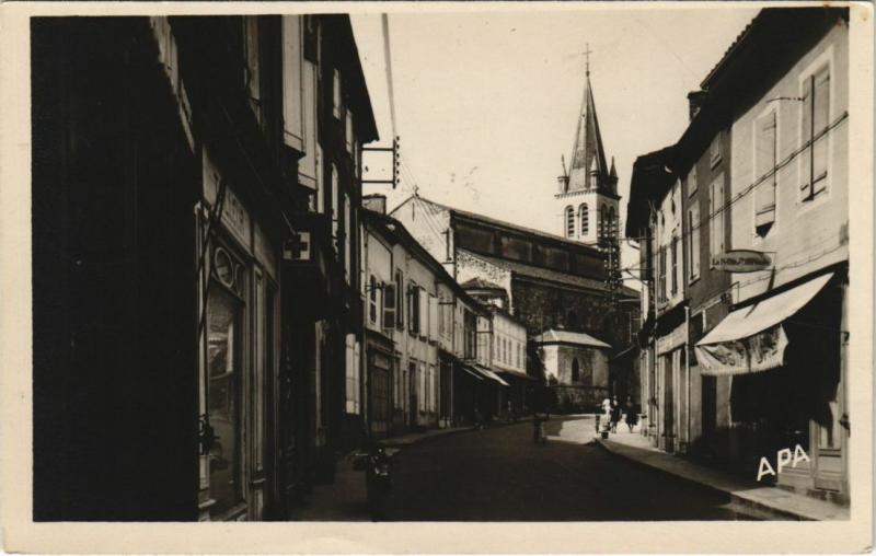 Carte postale ancienne Nogaro Rue Nationale et Eglise à Nogaro