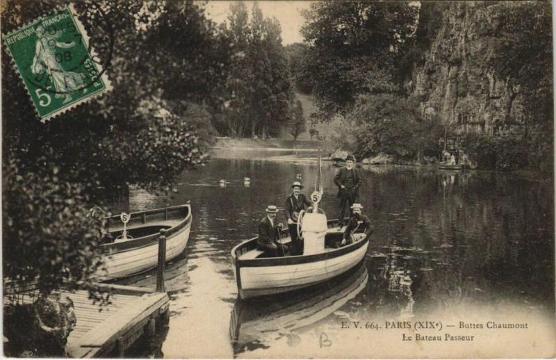 Carte postale ancienne Paris 19e Buttes-Chaumont Bateau Passeur
