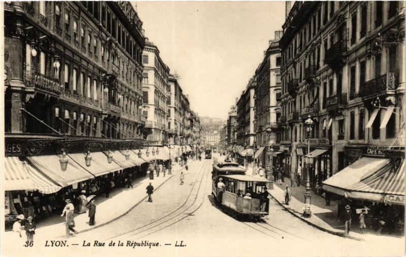 Carte postale ancienne Lyon - La Rue de la Republique à Lyon