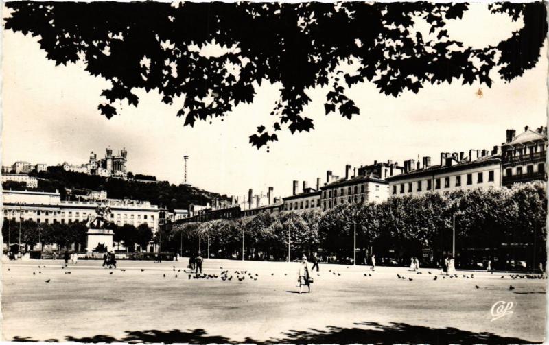 Carte postale ancienne Lyon - Place Bellecour à Lyon
