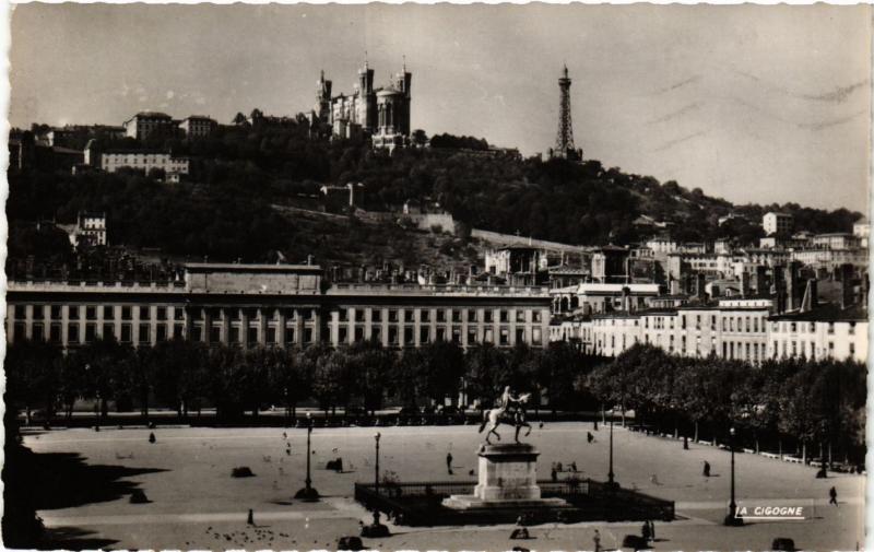 Carte postale ancienne Lyon - Place Bellecour et Colline de Fourviere à Lyon