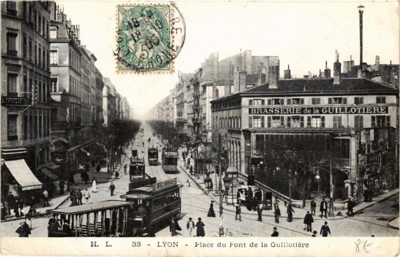 Carte postale ancienne Lyon - Place du Pont de la Guillotiere à Lyon