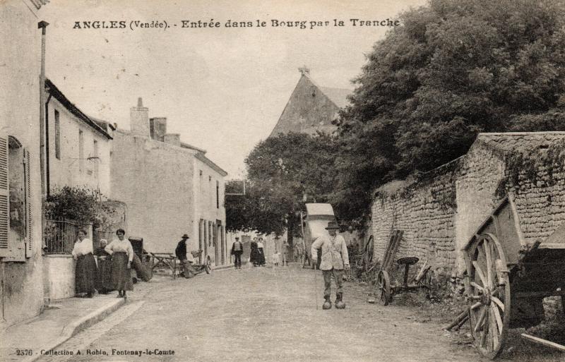 Carte postale ancienne Entrée dans le Bourg par la Tranche à Angles