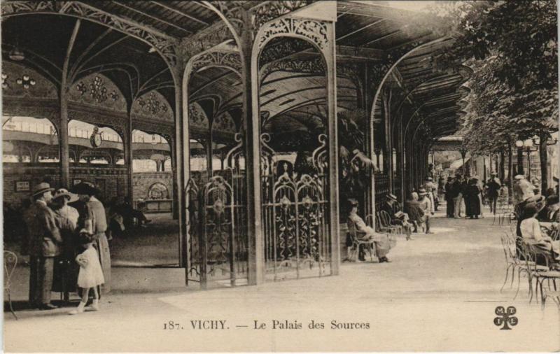 Carte postale ancienne Vichy Palais des Sources à Vichy
