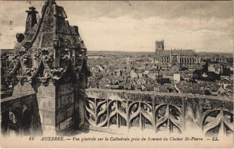Carte postale ancienne Auxerre Vue Generale s la Cathedrale France à Auxerre