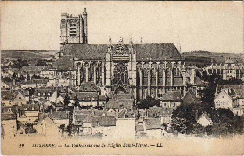 Carte postale ancienne Auxerre La Cathedrale vue de l'Eglise Saint Pierre France à Auxerre