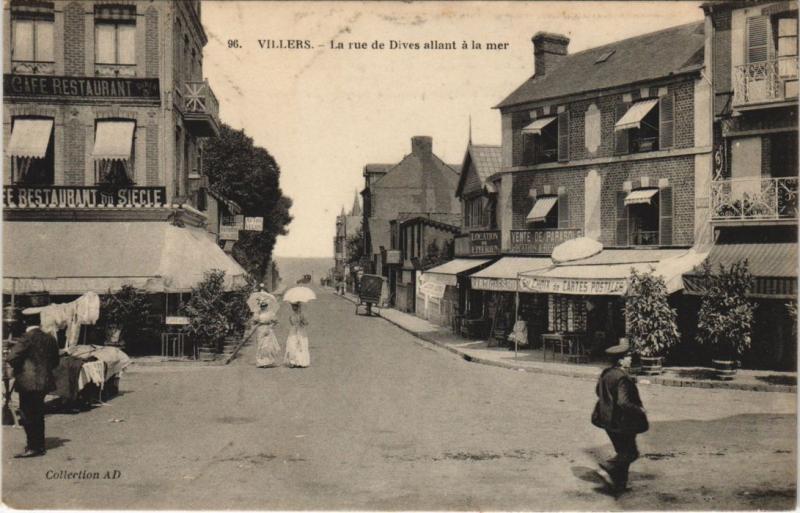Carte postale ancienne Villers-sur-Mer La Rue de Dives allant a la Mer à Villers-sur-Mer