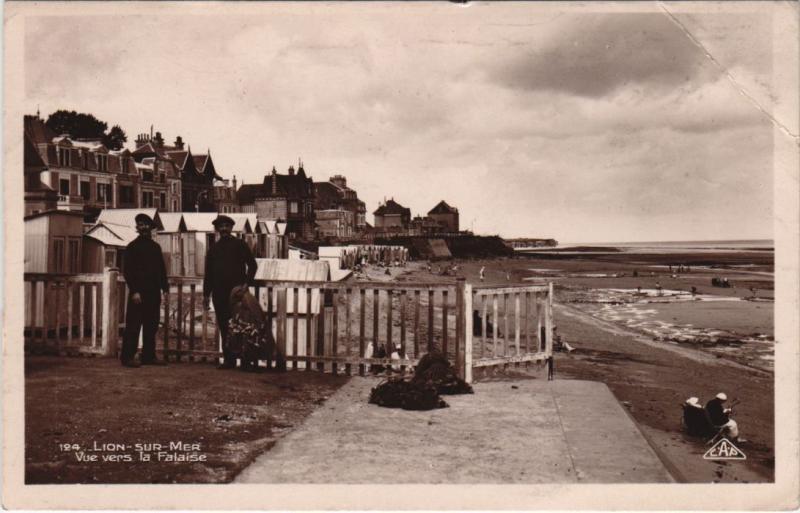 Carte postale ancienne Lion-sur-Mer Vue vers la Falaise à Falaise
