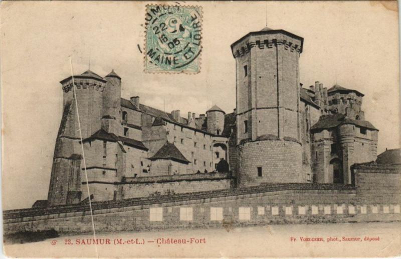 Carte postale ancienne Saumur Chateau Fort France à Saumur