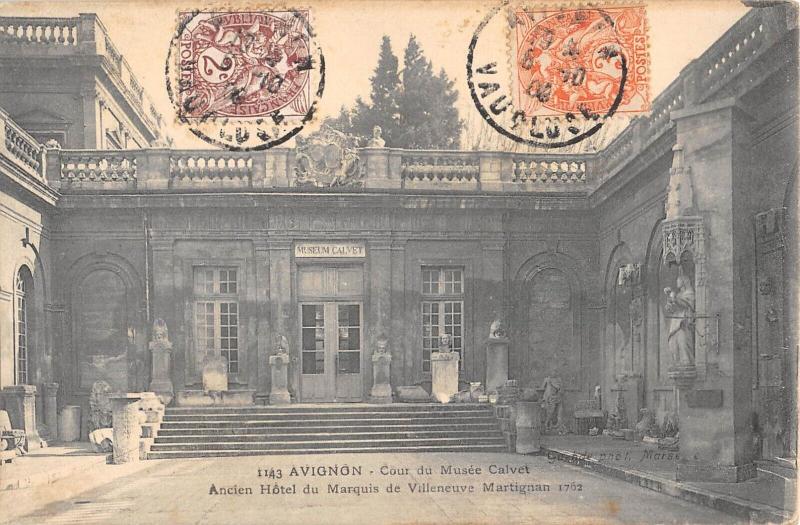 Carte postale ancienne Avignon - Cour Du Musee Calvet à Avignon