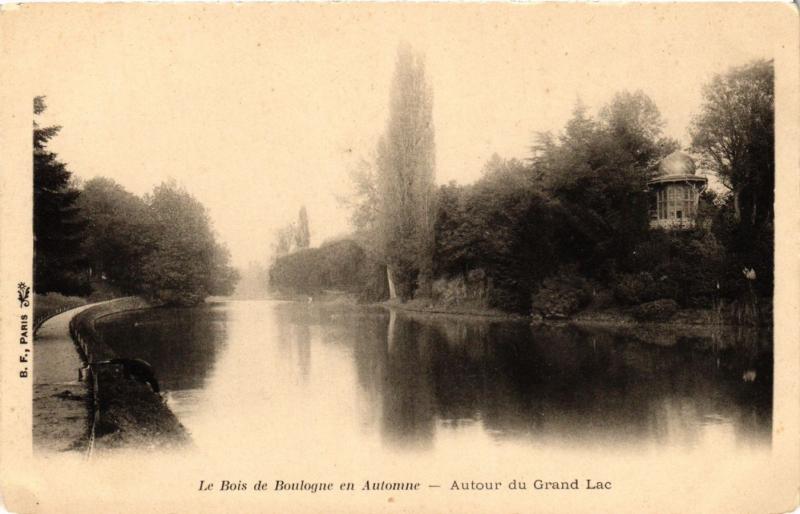 Carte postale ancienne Le Bois de Boulogne en Automne - Autour du Grand Lac à Paris
