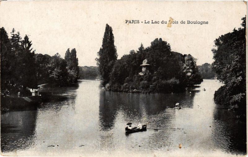Carte postale ancienne Le Lac du Bois de Boulogne à Paris 16e