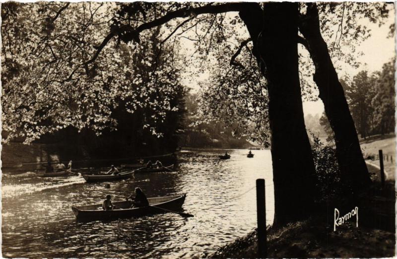 Carte postale ancienne Bois de Boulogne - Promenade matinale sur le Lac à Paris