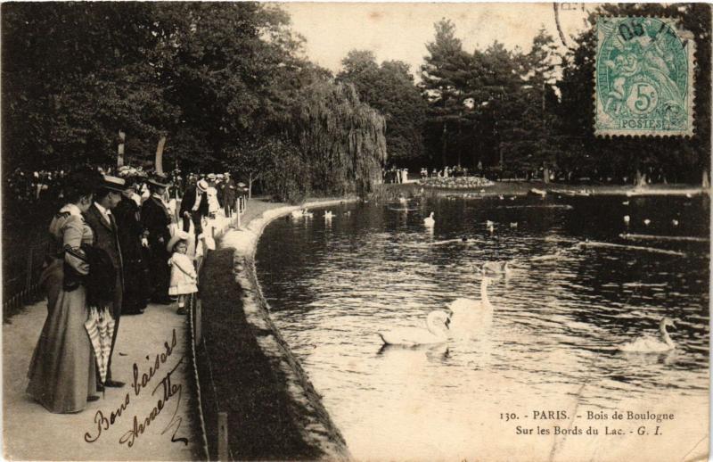 Carte postale ancienne Bois de Boulogne - Sur les Bords du Lac à Paris 16e