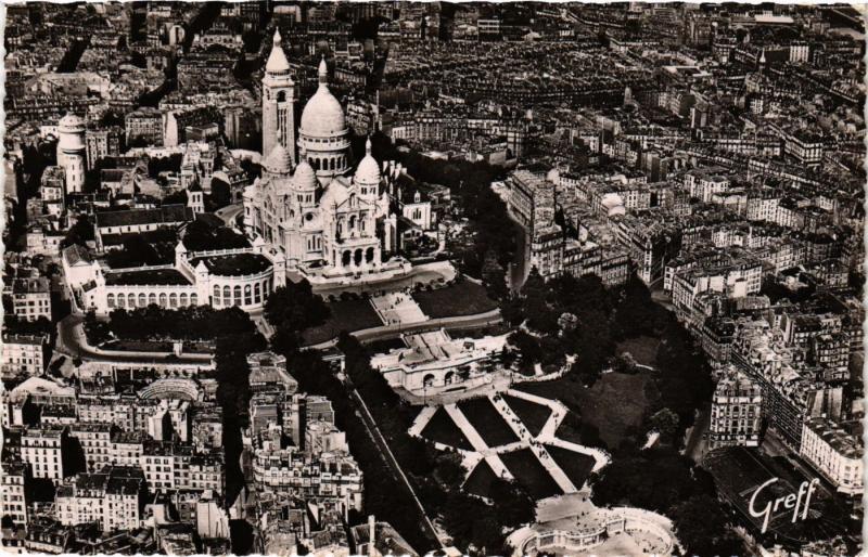 Carte postale ancienne Vue aérienne du Square Willette et de la Basilique du Sacré Coeur à Paris 18e