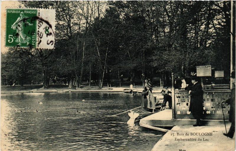Carte postale ancienne Bois de Boulogne - Embarcadère du Lac à Paris 16e