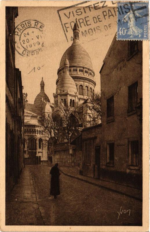 Carte postale ancienne Montmartre La Basilique du Sacré-Coeur vue de la Rue de la Barre à Paris 18e