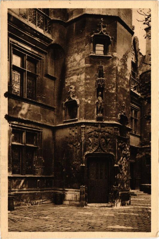 Carte postale ancienne Paris 5e-Musée de Cluny-Détail de la Cour d'Honneur à Paris 5e