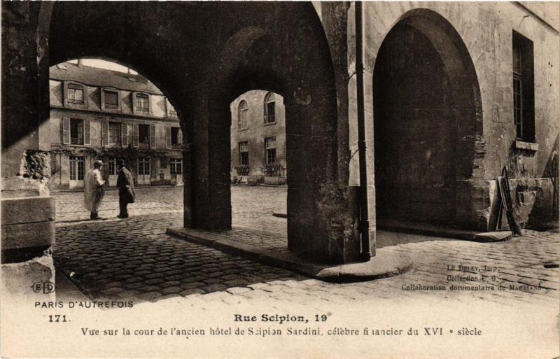 Carte postale ancienne Paris 5e-Rue Scipion-Vue sur la cour de l'ancien hotel de Scipion à Paris 5e