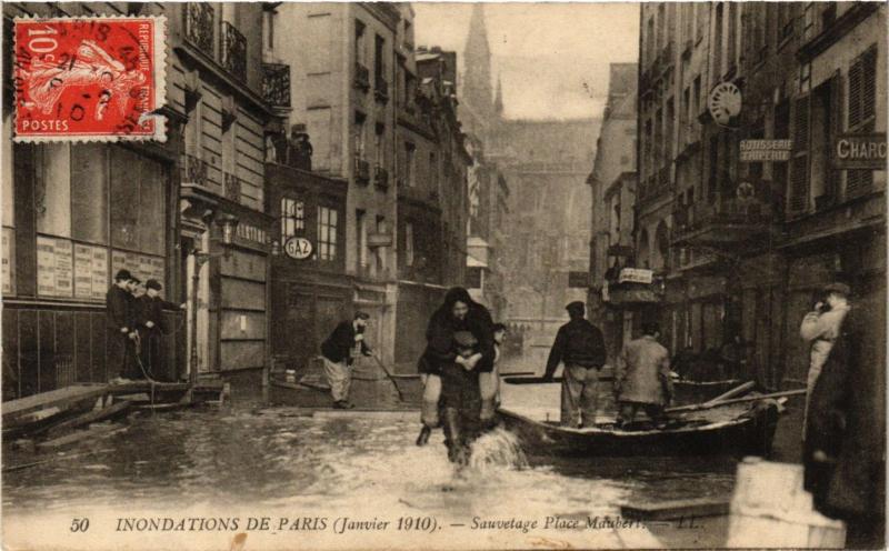 Carte postale ancienne Paris 5e-Inondation-Sauvetage Place Maubert à Paris 5e