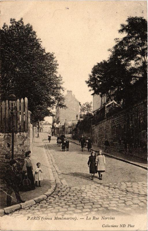Carte postale ancienne Vieux Montmartre - La Rue Norvins à Paris 18e