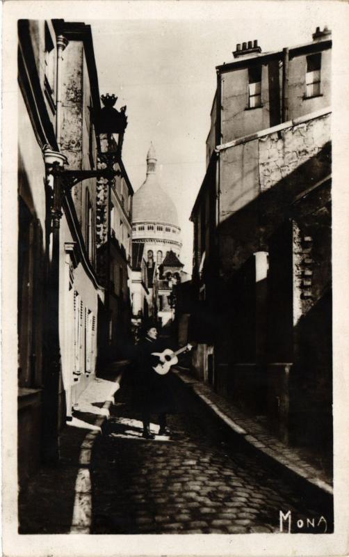 Carte postale ancienne Montmartre - La Rue Saint-Rustique - Au fond, le Sacré-Coeur à Paris 18e