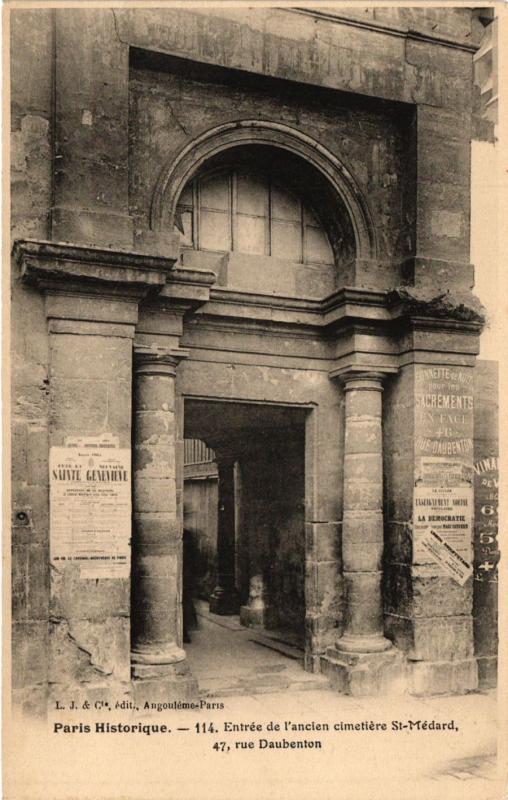 Carte postale ancienne Paris 5e-Entrée de l'ancien cimetiére Saint-Médard à Paris 5e