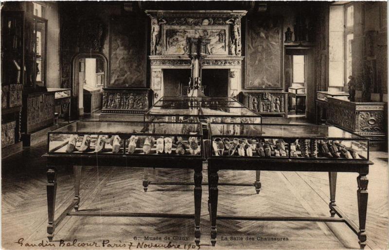Carte postale ancienne Paris 5e-Musée de Cluny-La Salle des Chaussures à Paris 5e