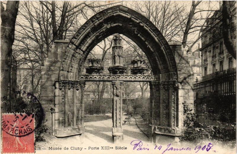 Carte postale ancienne Paris 5e-Musée de Cluny-Porte XIIIme siécle à Paris 5e