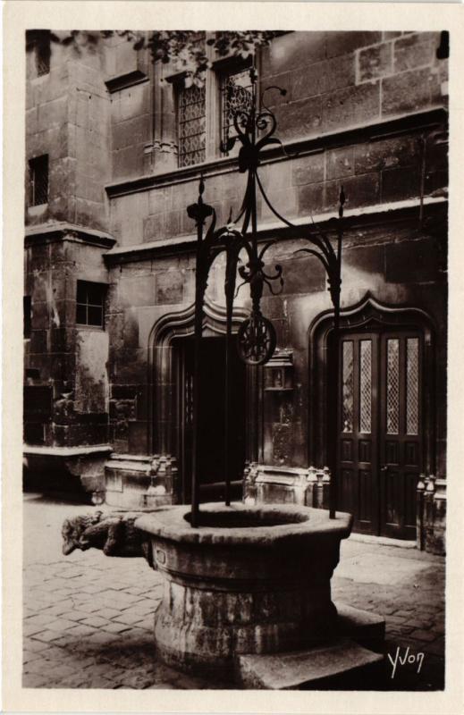 Carte postale ancienne Paris 5e-Musée de Cluny-Le vieux puits à Paris 5e