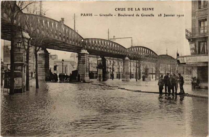 Carte postale ancienne Crue de la Seine - Grenelle - Boulevard de Grenelle - 28 Janvier 1910 à Paris 15e