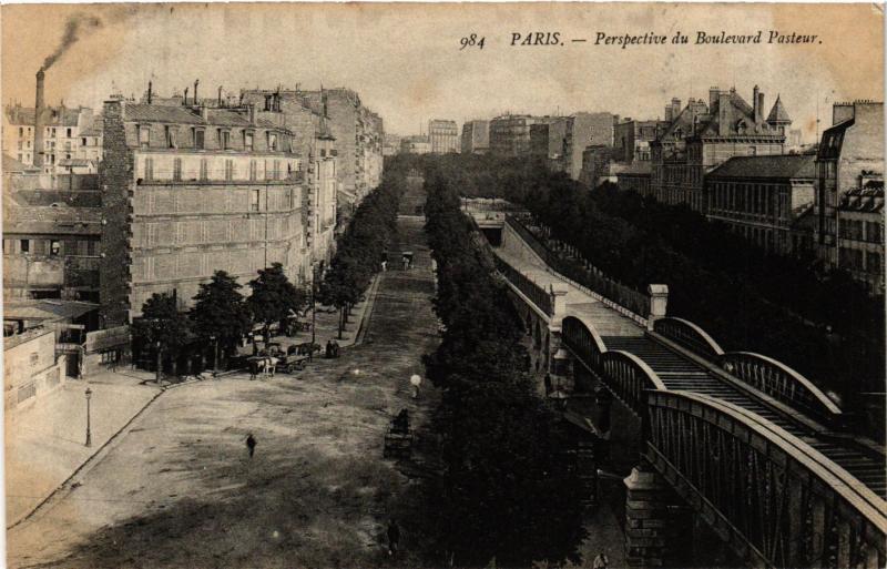 Carte postale ancienne Perspective du Boulevard Pasteur à Paris 15e