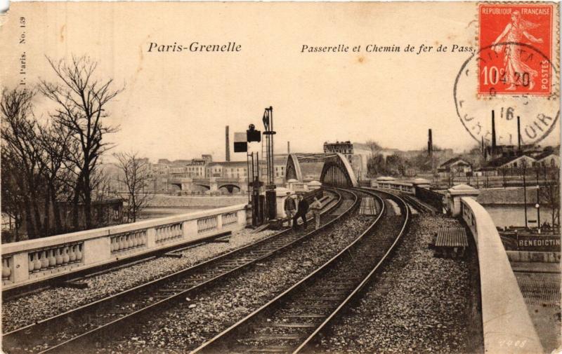 Carte postale ancienne Grenelle - Passerelle et Chemin de fer de Passy à Paris 16e
