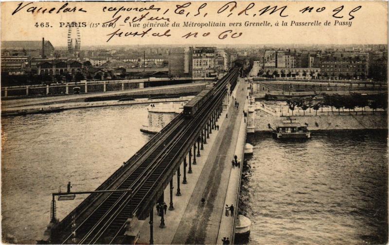 Carte postale ancienne Vue générale du Métropolitain vers Grenelle, à la Passerelle de Passy à Paris 16e
