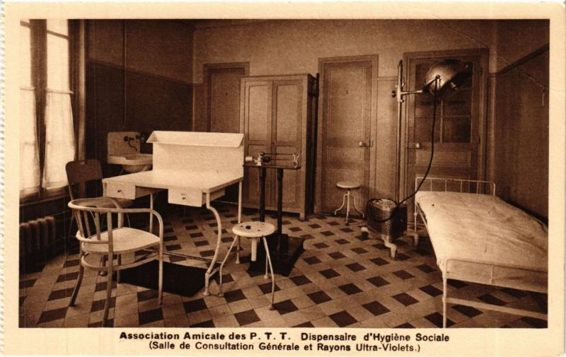 Carte postale ancienne Association Amicale des P. T. T. - Dispensaire d'Hygiène Sociale - Salle de Consultation Générale et Rayons Ultra-Violets à Paris 15e