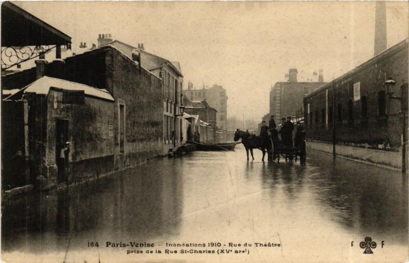 Carte postale ancienne Paris-Venise - Inondations 1910 - Rue du Théâtre  prise de la rue Saint-Charles à Paris 15e