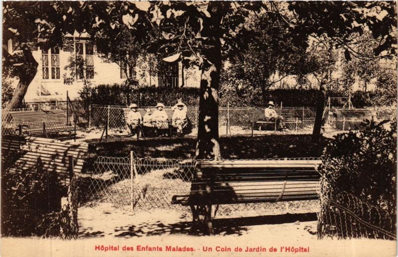 Carte postale ancienne Hôpital des Enfants Malades - Un Coin de Jardin de l'Hôpital à Paris 15e